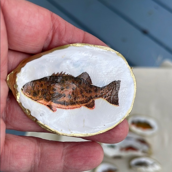 Decorative Fish-Themed Shells Gold Trim - Picture 2 of 14